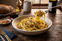 Spaghetti aglio, olio e peperoncino mit Knoblauch-Chips Spaghetti aglio, olio e peperoncino mit Knoblauch-Chips
