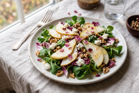 Herbstsalat mit Birne, Walnüssen und heller Balsam-Vinaigrette