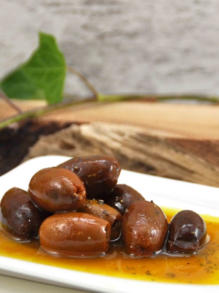 eingelegte Kalamata Bio Oliven in Olivenöl mit Kurkuma und Pfeffer