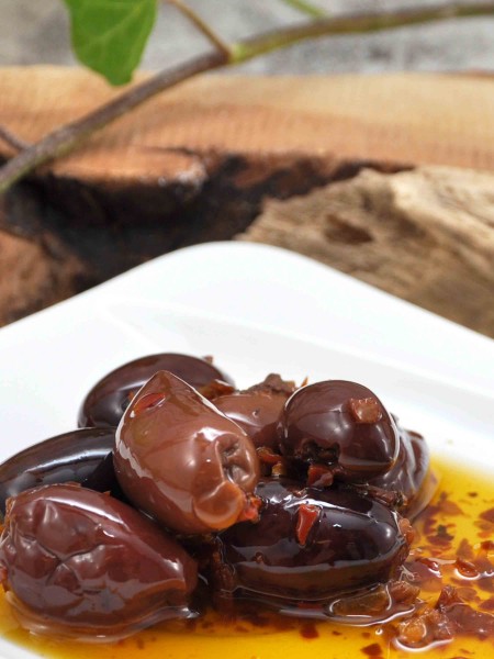 Schwarze Bio Oliven - ohne Stein - in Olivenöl mit Chili