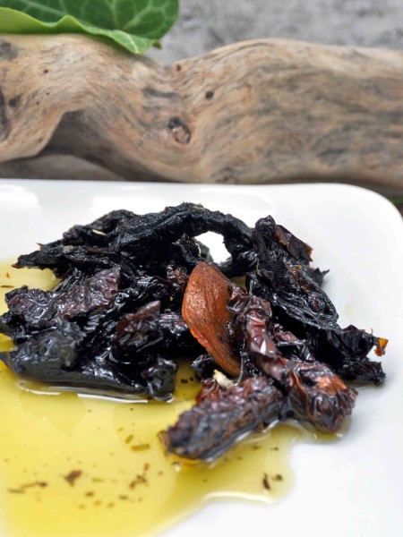 Getrocknete Bio Tomatenstreifen in Olivenöl mit Knoblauch und Kräutern