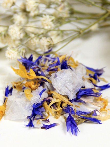 Pyramidensalz mit getrockneten Bio Essblüten